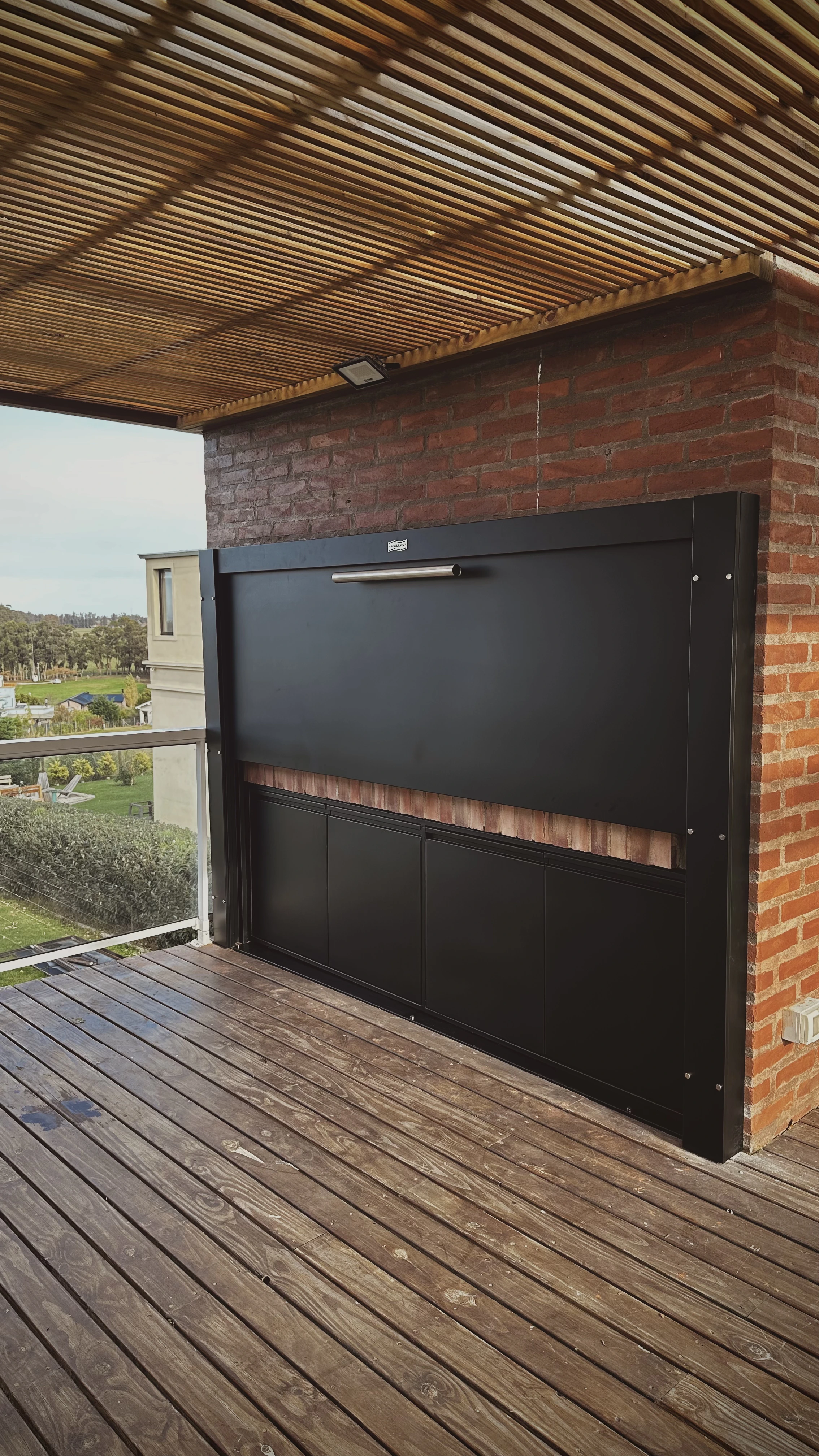 Frente con apertura descendente