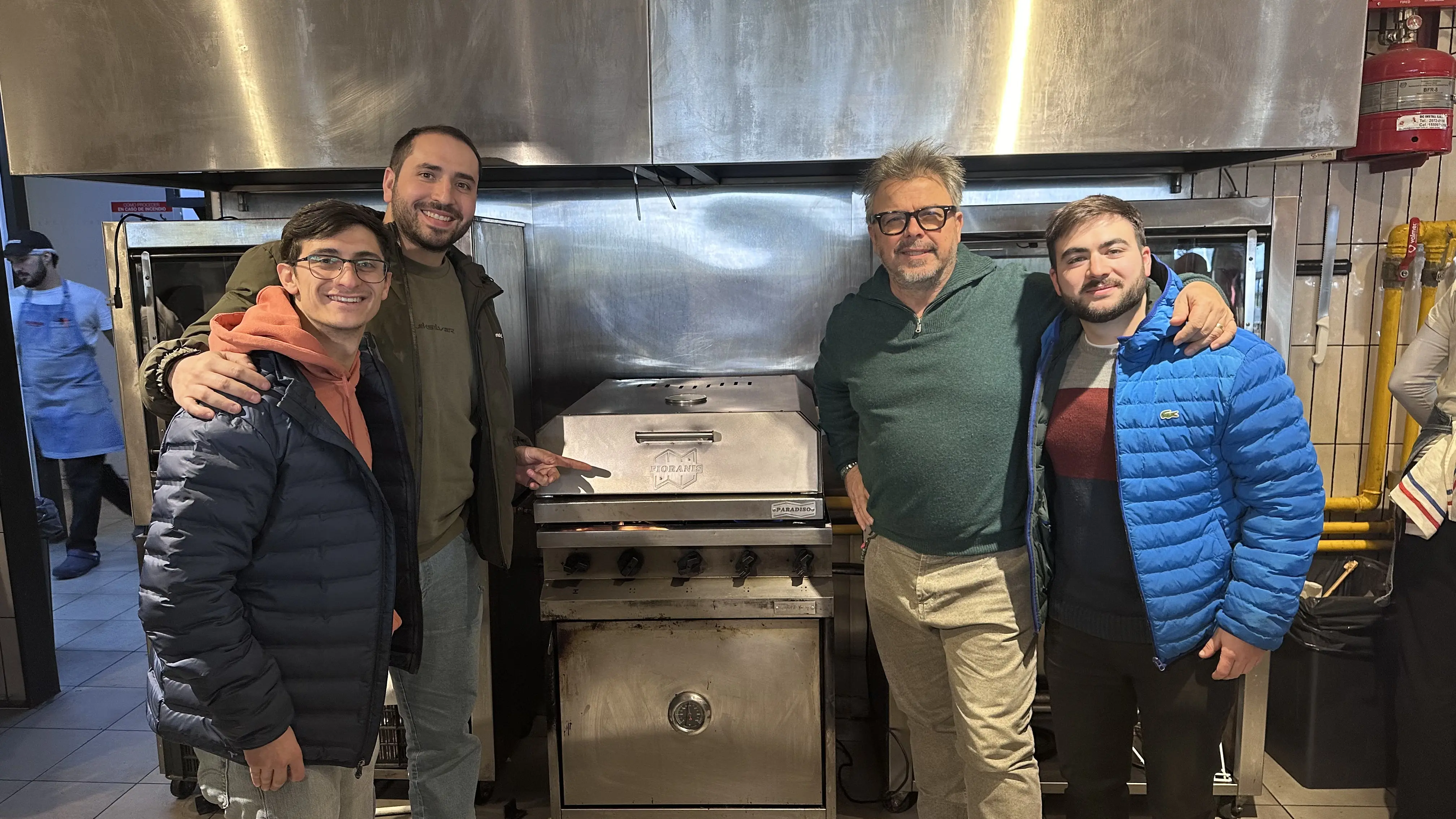 Equipo Fioranis en el taller trabajando en un revestimiento de parrilla